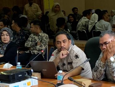 Sekretaris Komisi II DPRK Aceh Selatan Alja Yusnadi didampingi Sekwan Darwis Aziz dan Anggota DPRK Aceh Selatan Novi Rasmita saat menggelar Rapat dengan Pelaksana MBG 
