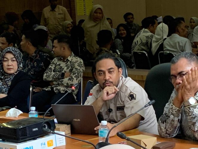 
 Sekretaris Komisi II DPRK Aceh Selatan Alja Yusnadi didampingi Sekwan Darwis Aziz dan Anggota DPRK Aceh Selatan Novi Rasmita saat menggelar Rapat dengan Pelaksana MBG 