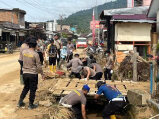 Polres Aceh Selatan Lanjutkan Pembersihan Material Banjir Bandang di Trumon, Water Canon, Mobil SAR Rescue, dan Alat Berat Dikerahkan