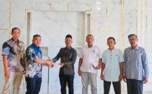 Plt Sekda Abdya, Amrizal S.Sos menyerahkan Surat Keputusan Bupati Abdya kepada Ali Murtaza yang ditunjuk sebagai Plt Keuchik Pante Perak, Susoh di Sekdakab Abdya , Kamis 15 Januari 2026