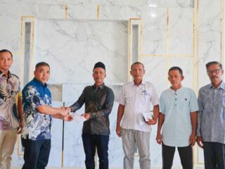 Plt Sekda Abdya, Amrizal S.Sos menyerahkan Surat Keputusan Bupati Abdya kepada Ali Murtaza yang ditunjuk sebagai Plt Keuchik Pante Perak, Susoh di Sekdakab Abdya , Kamis 15 Januari 2026