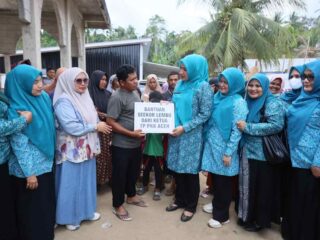 Kak Na Serahkan Bantuan Sapi Meugang di Sawang