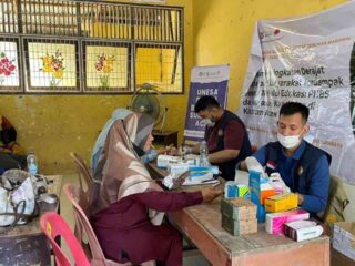 UNESA Kembali Hadirkan Layanan Kesehatan dan Edukasi bagi Warga Terdampak Banjir