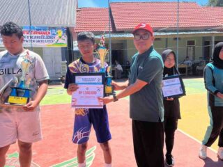 Kacabdisdik Gayo lues Tutup Turnamen Futsal dan Bola Volli Putri Jenjang SMP dan MTs