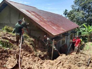 ‎Longsor Hantam Rumah Warga, Muspika Tapaktuan Bergerak Cepat Lakukan Penanganan