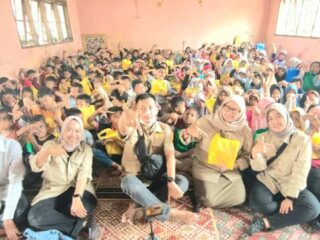 Tim Dokter UNESA Turun ke Wilayah Bencana, Layani Pemeriksaan Kesehatan Gratis di Langkat