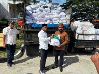 Lagi, Senator Azhari Cage Salurkan Bantuan Kemensos ke Aceh Timur