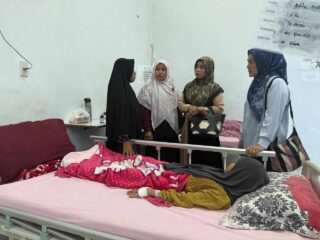 Ketua dan Komisi IV DPRK Aceh Selatan Kunjungi Korban Dugaan Keracunan MBG di Pasie Raja