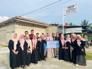 Berkah Ramadhan, SMAN Unggul Darussa’adah Berbagi Takjil