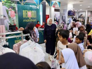 Kak Na Ajak Anak yatim Berbelanja Baju Lebaran di Plaza Aceh