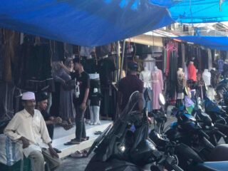 Menjelang Lebaran Idul Fitri, Pasar Kota Fajar Diserbu Dan Dipadati Pembeli