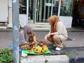 Kak Na Keliling Kota Berbagi Daging Meugang