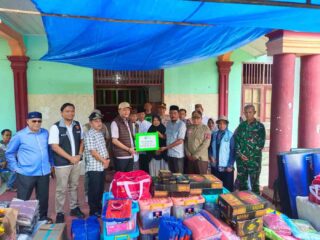 Bupati Mirwan Salurkan Bantuan untuk Korban Kebakaran