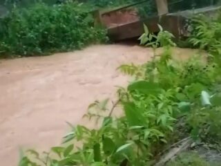 Jembatan Tani di Desa Jambo Keupok Roboh Diterjang Arus Akibat Hujan Deras