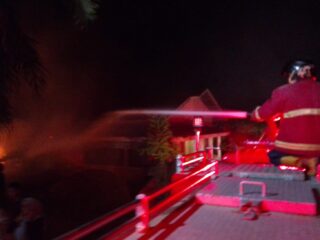 Rumah Warga Terbakar di Ujong Pulo, Damkar Bergerak Cepat Padamkan Api