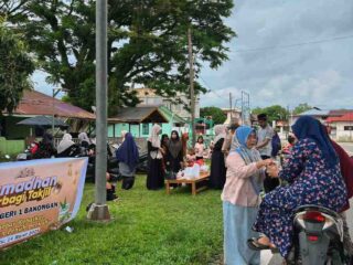 Guru dan Tenaga Kependidikan SMAN 1 Bakongan Bagikan Takjil di Bulan Ramadan