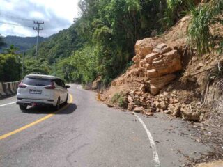 Bekas Longsoran Batu Menggantung di Jalur Tapaktuan–Medan, Ketua RAPI Aceh Selatan Desak Penanganan Cepat