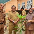 Guru SMAN 1 Samadua Aceh Selatan Tanami Pohon Berbuah
