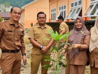 Guru SMAN 1 Samadua Aceh Selatan Tanami Pohon Berbuah