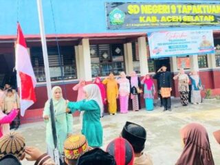 Kenakan Pakaian Adat Aceh dan Kebaya Warnai Peringatan Hardiknas di SDN 9 Tapaktuan