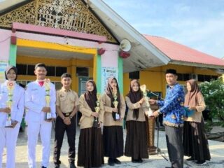 Momen Peringatan Hardiknas, Kepala SMAN 1 Teunom Apresiasi Siswa Juara FLS3N