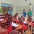 Alumnus S2 PMP UBBG Beri Materi Literasi Menulis di SMAN 1 Peukan Bada