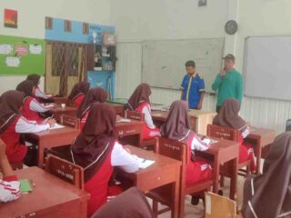Alumnus S2 PMP UBBG Beri Materi Literasi Menulis di SMAN 1 Peukan Bada