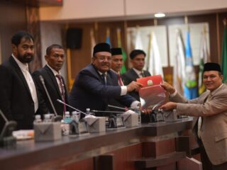 Gubernur Aceh Hadiri Paripurna DPRA Penyampaian Rekomendasi LKPJ 2025