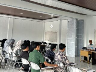 Prof Dr Sulaiman Tripa Ajarkan Mahasiswa Cara Menggali Ide Dalam Menulis